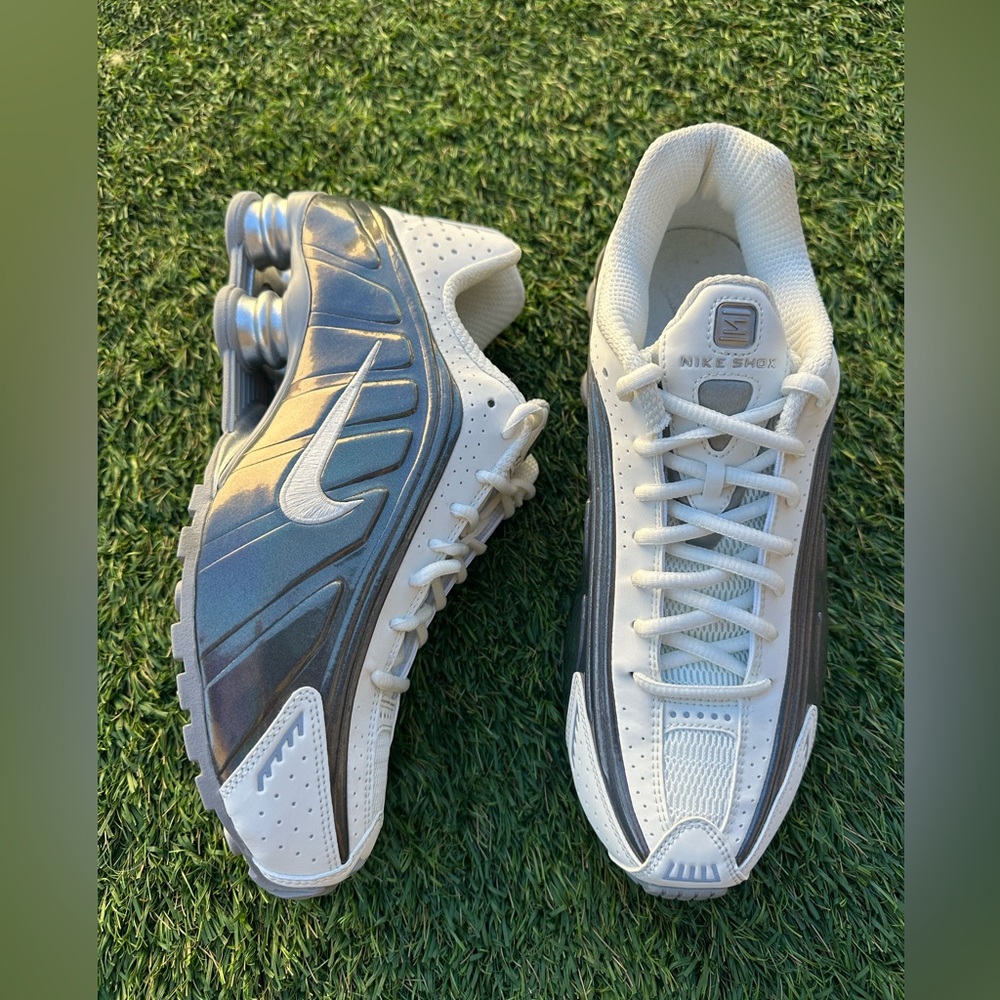 Nike Shox R4 Summit White Iridescent Metallic Silver IB7703-100 Women's Size 10